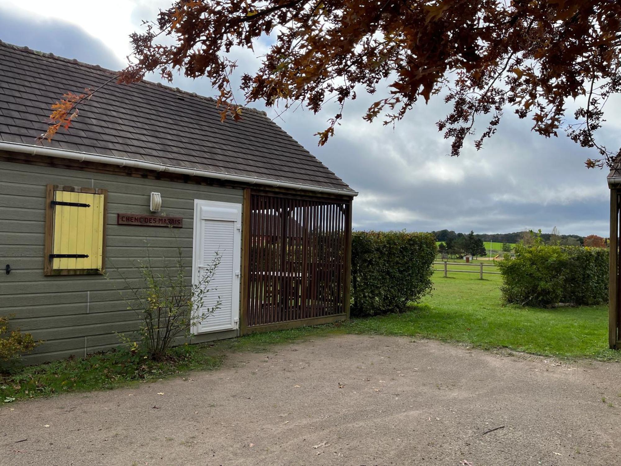 Les Maisonnettes Du Lac - Base De Loisirs Lavare Exterior foto